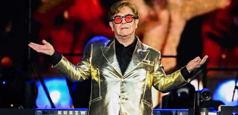 Elton John wurde nach einem Sturz ins Krankenhaus geliefert