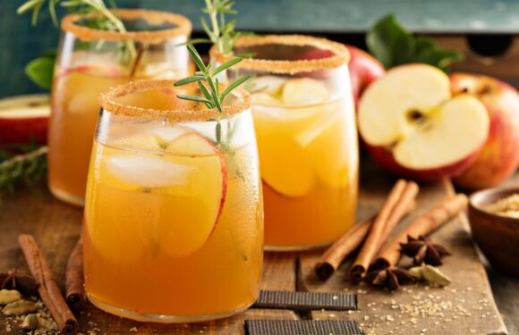 Blitz-Rezept für den Herbst: So einfach gelingt dieser spritzige Apfelkuchen-Cocktail