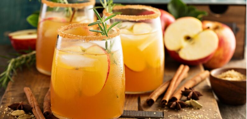 Blitz-Rezept für den Herbst: So einfach gelingt dieser spritzige Apfelkuchen-Cocktail