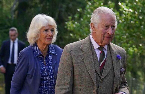 König Charles und Camilla gedenken Queen bei Gottesdienst