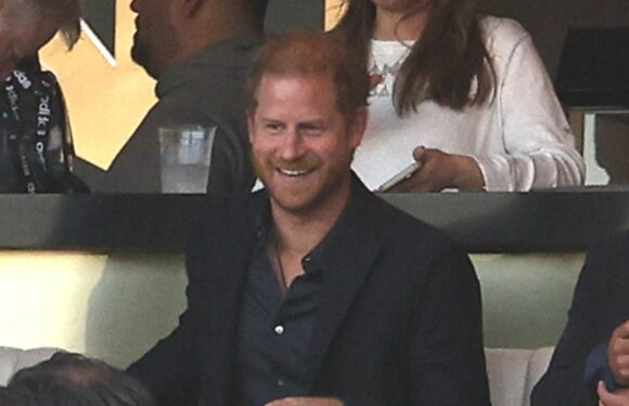 Unterwegs ohne Meghan: Lippenleser enthüllt, warum Harry beim Stadionbesuch so gut gelaunt war