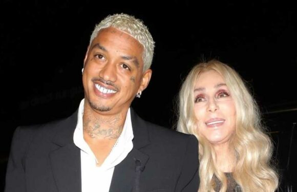 Cher und Alexander Edwards turteln in der Stadt der Liebe