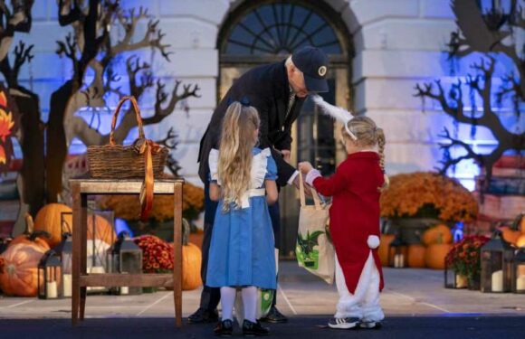 Halloween im Weißen Haus: Joe Biden verteilt Süßigkeiten!