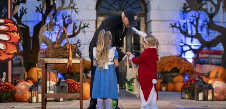 Halloween im Weißen Haus: Joe Biden verteilt Süßigkeiten!