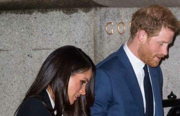 Harry + Meghan: Dieser unerwartete Anruf an Halloween brachte ihr Leben völlig durcheinander