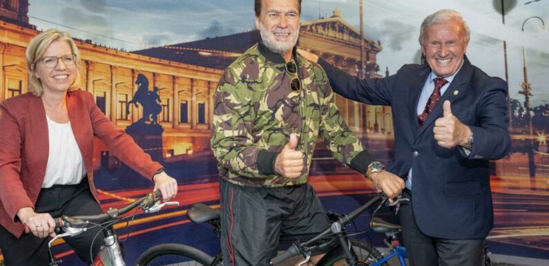 Mit Drahtesel auf Wiener Ringstraße: Neue Schwarzenegger-Wachsfigur bei Madame Tussauds