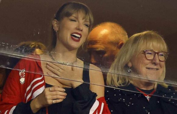 Mit Travis' Mama: Taylor Swift in voller Montur beim Spiel!