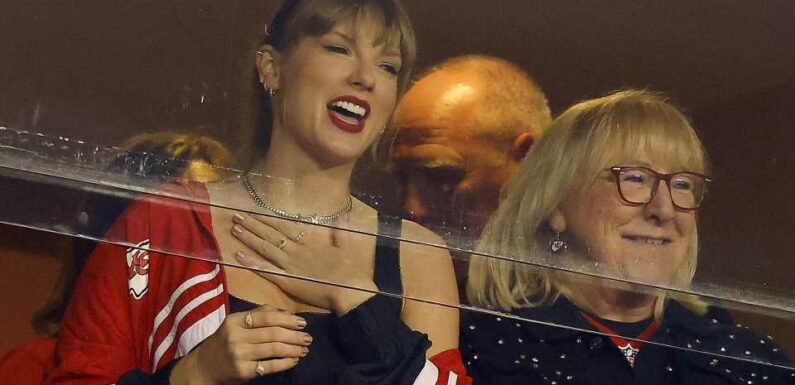 Mit Travis' Mama: Taylor Swift in voller Montur beim Spiel!