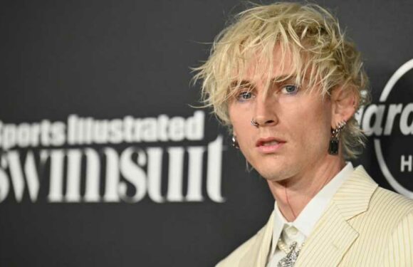 "Geh weg von mir": Fan stürmt auf Bühne zu Machine Gun Kelly