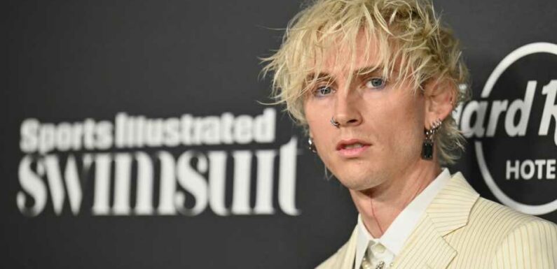 "Geh weg von mir": Fan stürmt auf Bühne zu Machine Gun Kelly