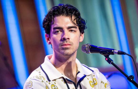 Bei Auftritt: Joe Jonas enthüllt neue Tattoos für Töchter