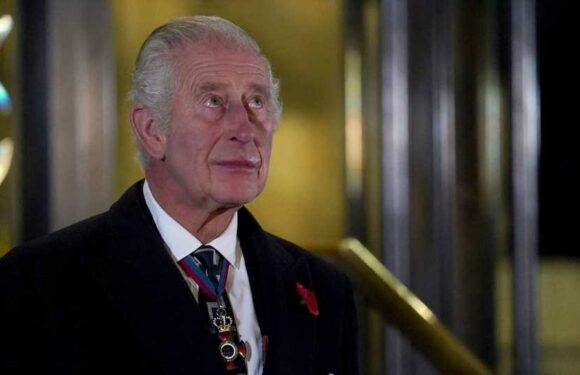 König Charles gedenkt seiner Eltern und wird sehr emotional