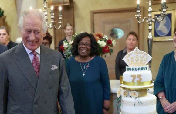 König Charles wird mit XXL-Geburtstagstorte überrascht!