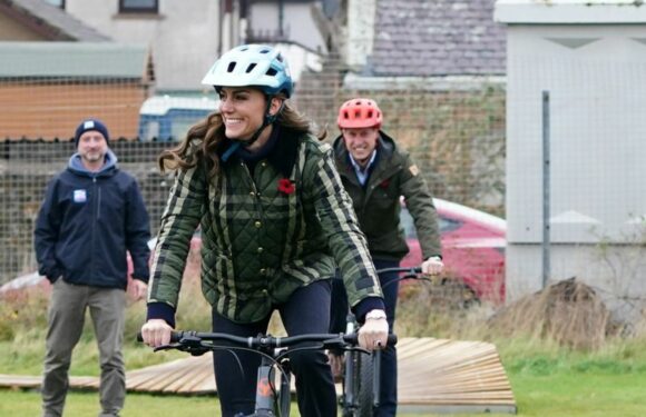 Sie absolvieren einen Fahrradparcours