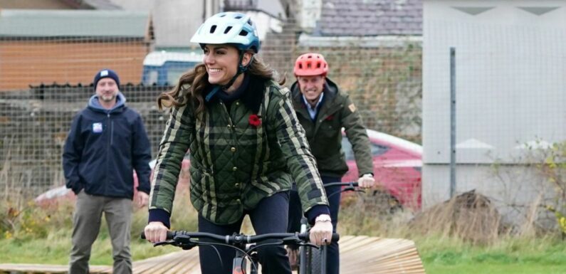 Sie absolvieren einen Fahrradparcours