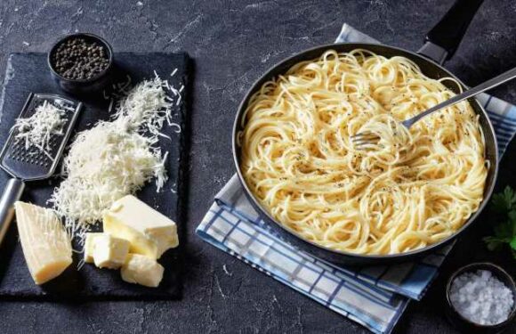 Spaghetti Cacio e Pepe: Dieses köstliche Pasta-Blitz-Rezept ist perfekt für den Herbst