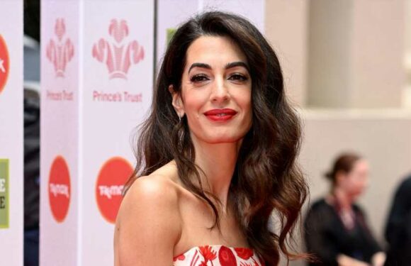 Feuerrot: Amal Clooney glänzt in paillettenbesetztem Kleid!