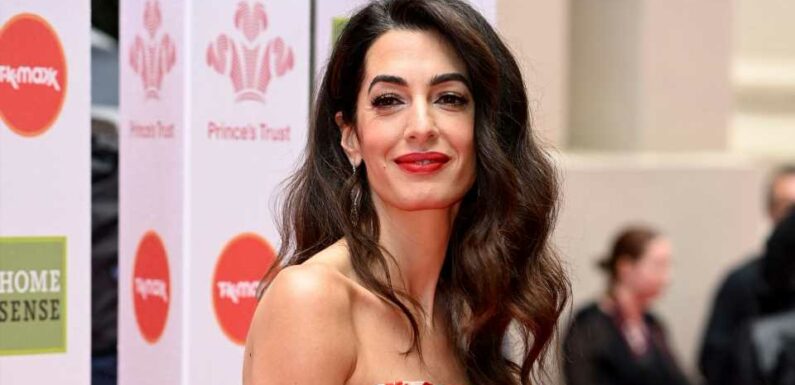 Feuerrot: Amal Clooney glänzt in paillettenbesetztem Kleid!